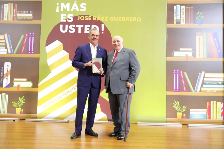 Báez Guerrero presenta libro '¡Más es usted!', sus memorias de 45 años de periodismo