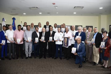 Foto-6-Juan-Pablo-Uribe-al-centro-junto-a-intelectuales-y-escritores-durante-el-acto.-728x487