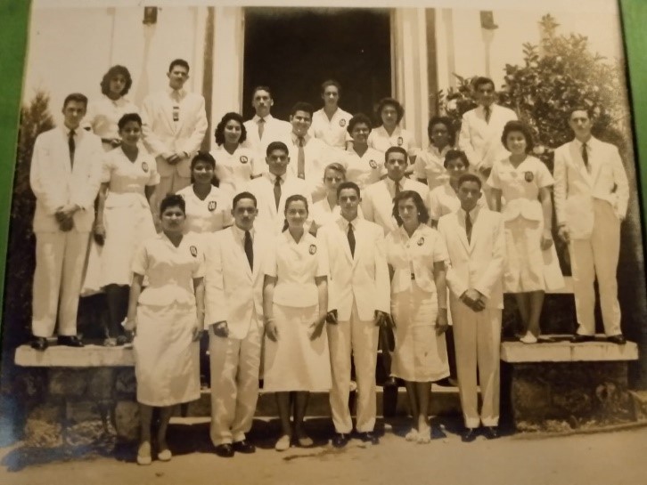 Fotografia-de-la-graduacion-de-la-promocion-1957-del-colegio-Luis-Munoz-Rivera