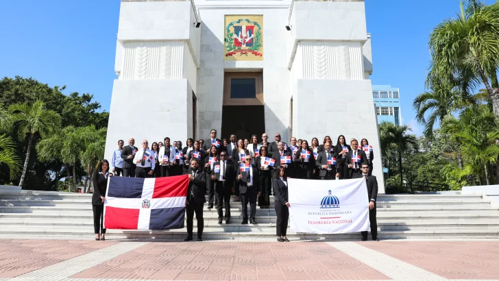 Tesorería Nacional deposita ofrenda floral por aniversario de la Independencia Dominicana
