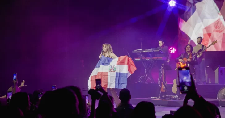 Dominicanos se rinden ante cantautora puertorriqueña Kany García