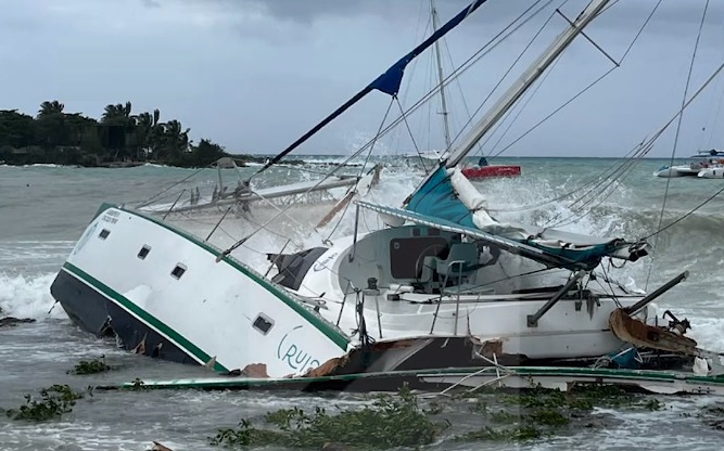 Mar bravo en la costa dominicana deja algunos daños