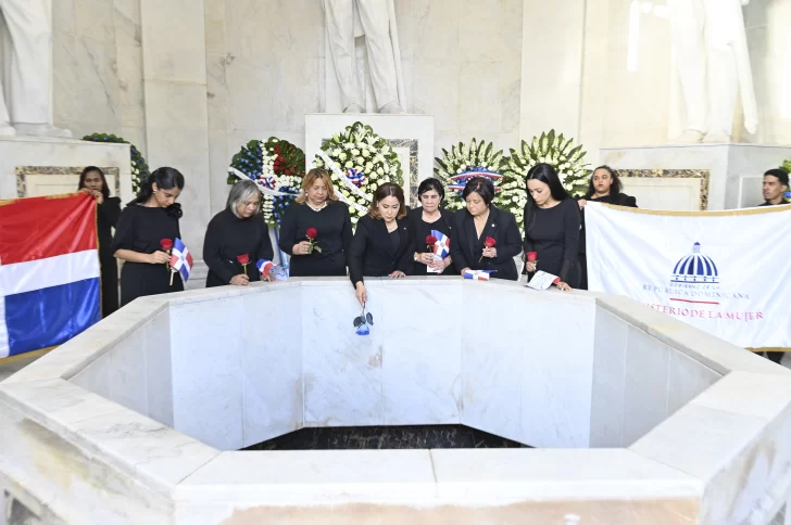 Ministerio de la Mujer realiza ofrenda floral a los padres de la Patria y mujeres de gesta independentista