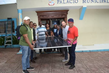 Coalición RD100 % Renovable colocó paneles solares en ayuntamientos de Nizao y de Quisqueya