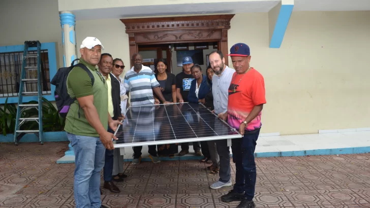 Coalición RD100 % Renovable colocó paneles solares en ayuntamientos de Nizao y de Quisqueya