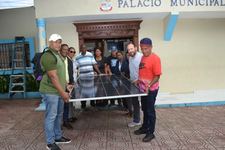 Coalición RD100 % Renovable colocó paneles solares en ayuntamientos de Nizao y de Quisqueya