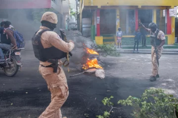 Policias-intenta-controlar-una-gran-protesta-antigubernamental-el-6-de-febrero-de-2024-en-Puerto-Principe-Haiti-728x485