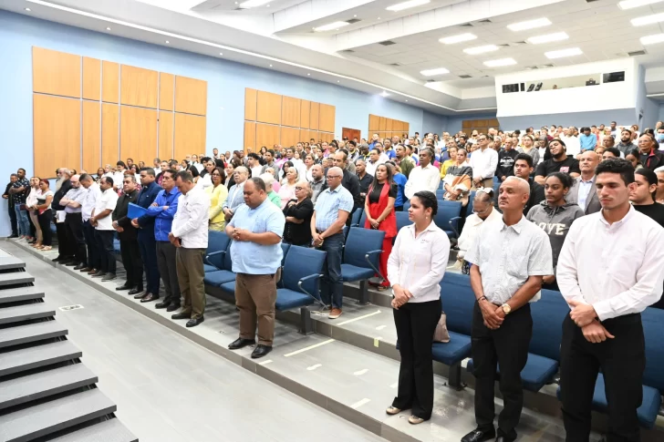 Publico-presente-en-la-conferencia-728x485