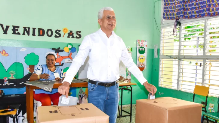 Presidente del Senado destaca civismo exhiben los dominicanos en las urnas