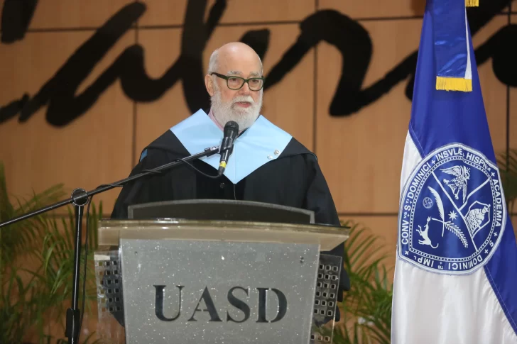 El biólogo Sixto Incháustegui es investido profesor honorario de la UASD
