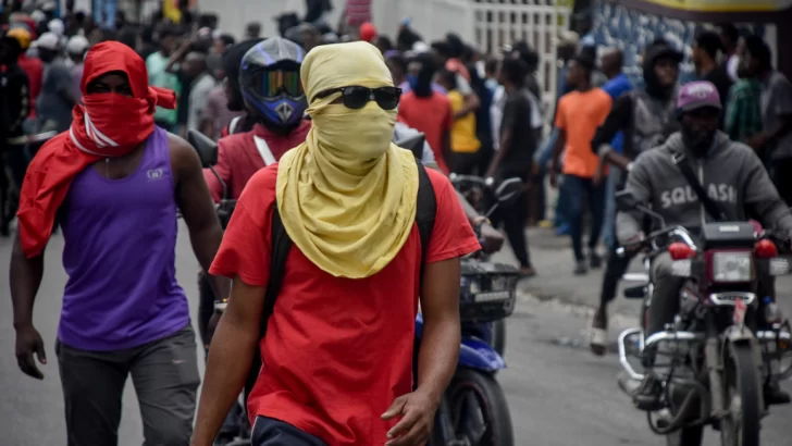 Las embajadas y representaciones en Haití evacúan a su personal y reducen los servicios