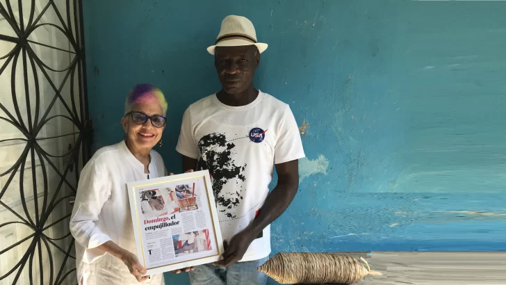 Xiomarita sorprende a artesanos con entrega trabajos periodísticos