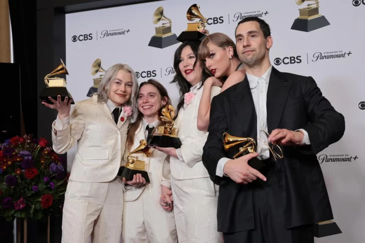 Taylor Swift consagra su legado en unos Grammy donde Karol G y Peso Pluma se estrenaron