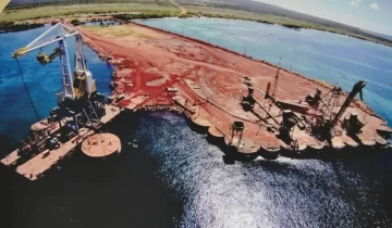 Grandes camiones cargaron desde las minas de Aceitillar hasta puerto Cabo Rojo millones de toneladas de bauxita