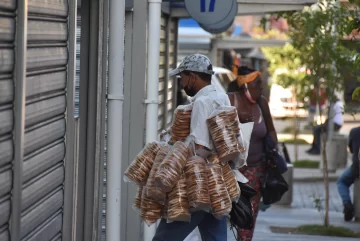 Falta de oportunidades de trabajo y necesidad de generar ingresos, principales razones en la informalidad