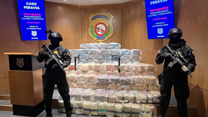 Arrestan a dos personas con 612 paquetes cocaína y marihuana