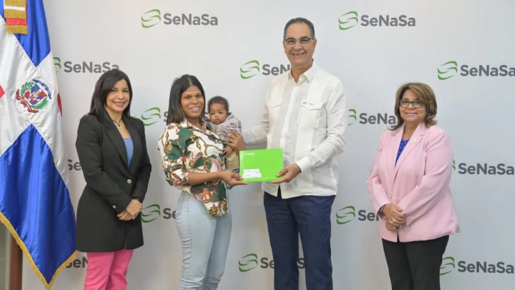 SeNaSa entrega carné a madre del primer bebé nacido en 2024