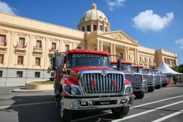 911 entrega 11 nuevos camiones a Cuerpos de Bomberos