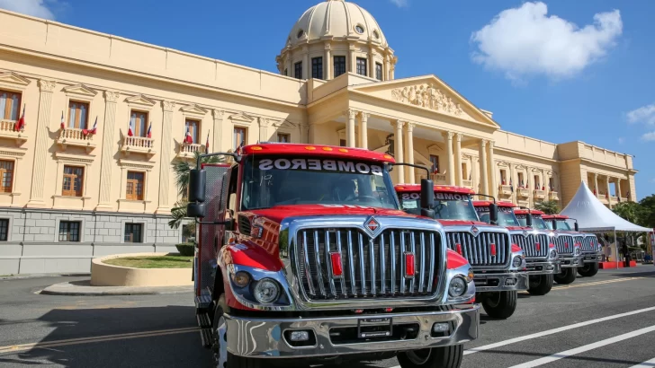 911 entrega 11 nuevos camiones a Cuerpos de Bomberos