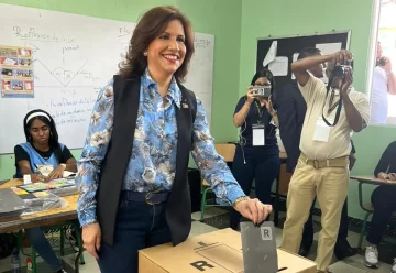 Margarita Cedeño ejerce su derecho al voto y apuesta al retorno del progreso y el bienestar del país