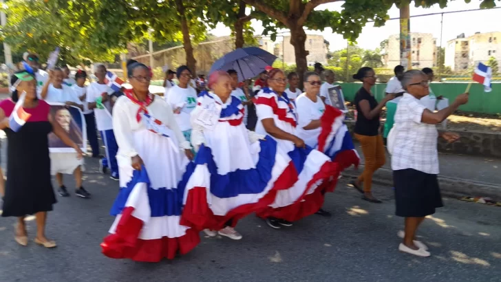 Adultos mayores también le celebran al país su 180 aniversario