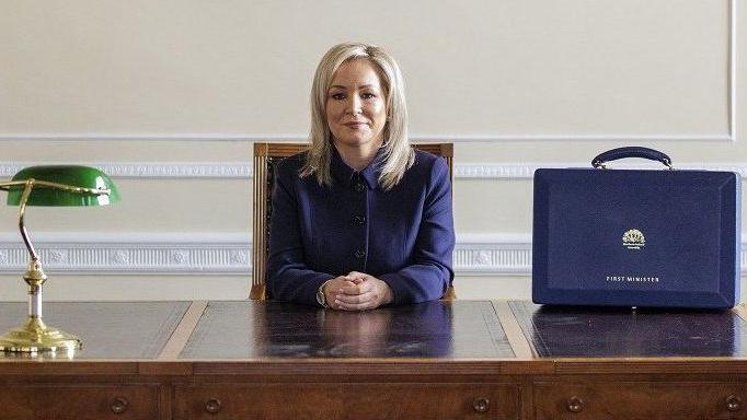 Quién es Michelle O’Neill, la primera mujer católica al frente del gobierno de Irlanda del Norte y por qué es un hito