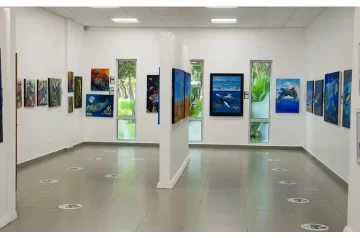 Exposición de artistas visuales Alas & Aletas en el Centro Cultural Perelló de Baní