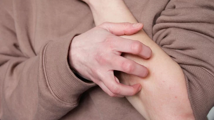 Por qué nos causan rechazo las personas que se rascan