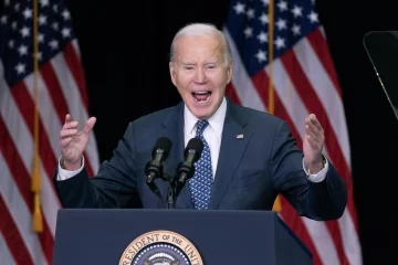 Biden se enoja porque se habla de su edad y pérdida de la memoria, y de paso confunde a los presidentes de México y de Egipto