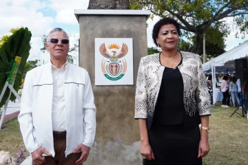 Ayuntamiento de Santo Domingo Este levanta escultura de Nelson Mandela