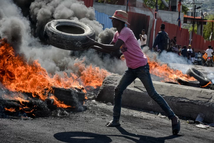 Al menos 6 muertos y más de una decena de heridos en protestas contra Henry en Haití