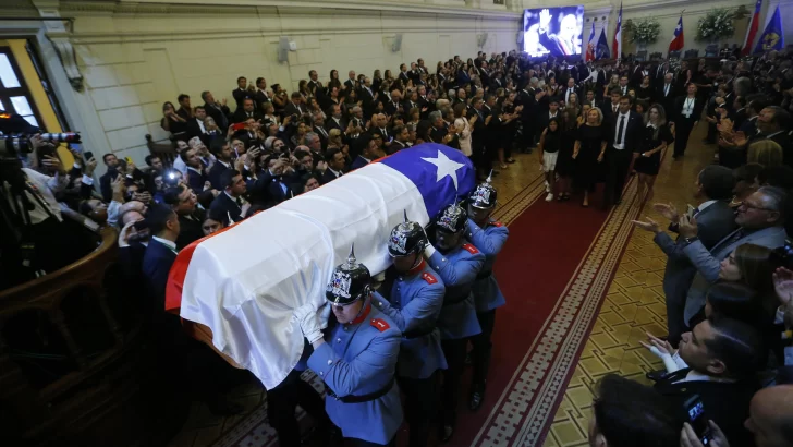12,000 personas se aglomeraron para despedir a Sebastián Piñera