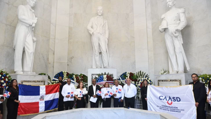 CAASD deposita ofrenda floral en conmemoración del 180 aniversario de la Independencia