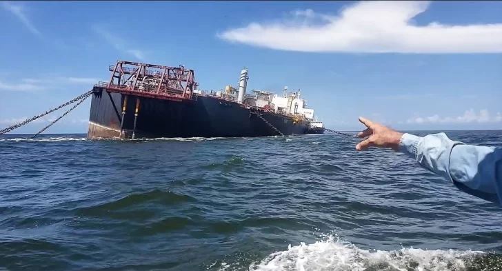 Barco fantasma derrama petróleo y de paso afecta turismo en Carnaval