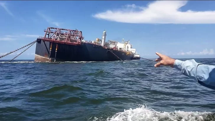 Barco fantasma derrama petróleo y de paso afecta turismo en Carnaval