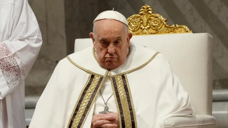 El papa en la Vigilia del Sábado Santo después de renunciar al via crucis