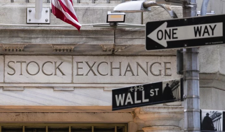 Wall Street cierra con triple récord ante bajadas de los tipos