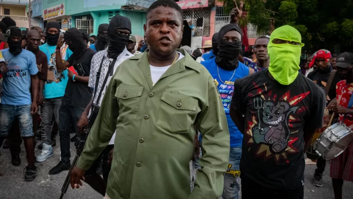 Policía y bandas libran intensos combates en centro de Puerto Príncipe