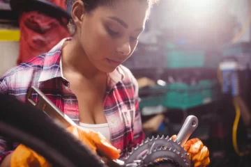 Mujeres aumentan presencia en manufactura local, pero sigue brecha de género