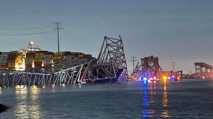 El Principal Puente De Baltimore Se Derrumba Al Ser Embestido Por Un Barco Carguero Y Hay Al