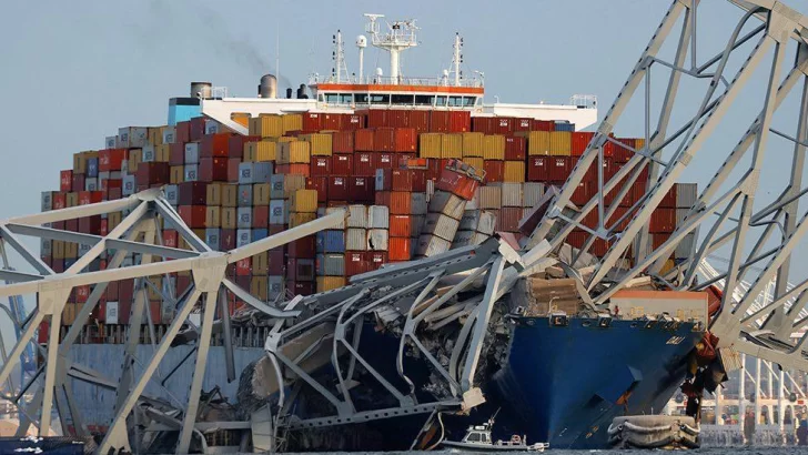 Uno de los principales puentes de Baltimore se derrumba al ser embestido por un barco carguero y las autoridades dan por muertos a los 6 desaparecidos