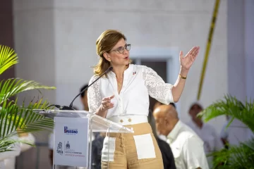 Vicepresidenta Raquel Peña aterriza en Aeropuerto El Catey por mal tiempo