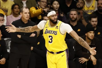 Los Lakers se regalan un festín y los Warriors no dan una