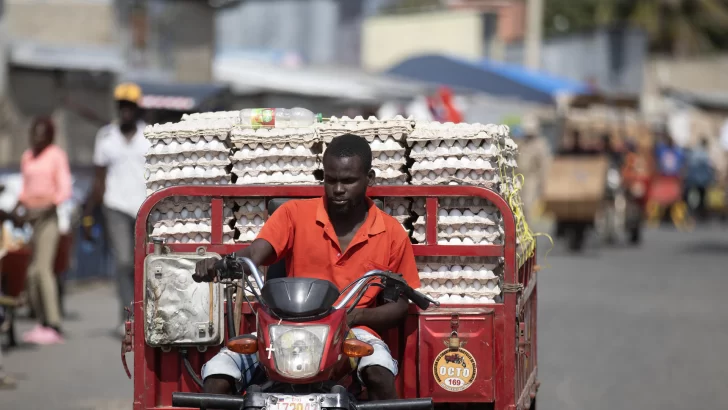 Haitianos se abastecen de alimentos en República Dominicana alejados del caos de Puerto Príncipe