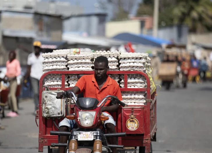 Haitianos se abastecen de alimentos en República Dominicana alejados del caos de Puerto Príncipe