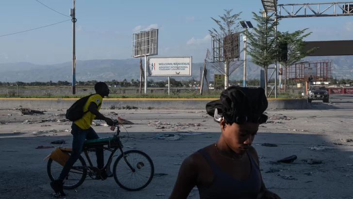 Ejército haitiano ayuda a la Policía a defender aeropuerto de Puerto Príncipe
