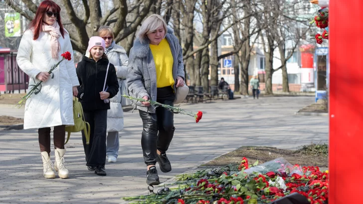 Sube a 133 el número de muertos en el atentado de Moscú, Putin promete castigar a los culpables