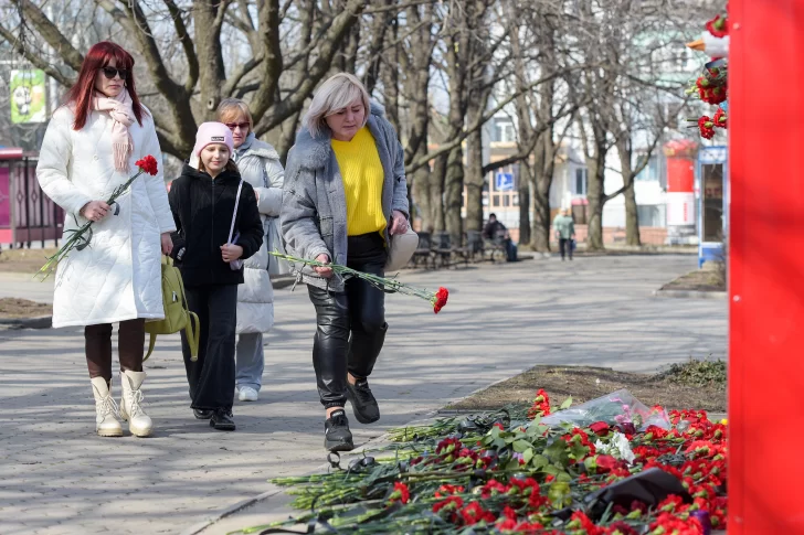 Sube a 133 el número de muertos en el atentado de Moscú, Putin promete castigar a los culpables