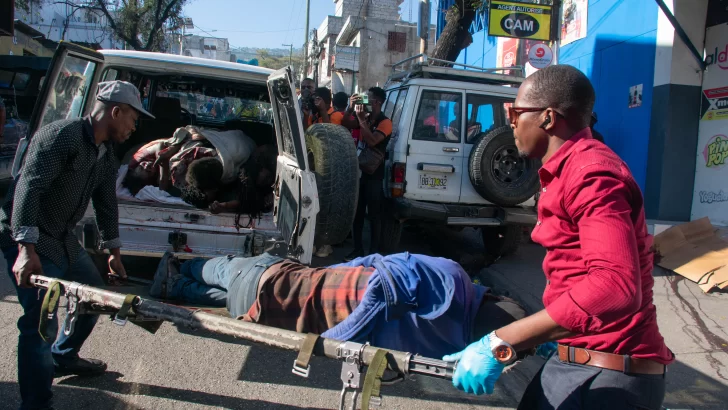Violencia pandillera deja cadáveres en calles de Puerto Príncipe y provoca éxodo