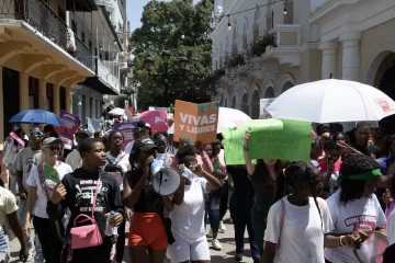 Activistas marchan para exigir políticas orientadas a proteger a las mujeres y niñas